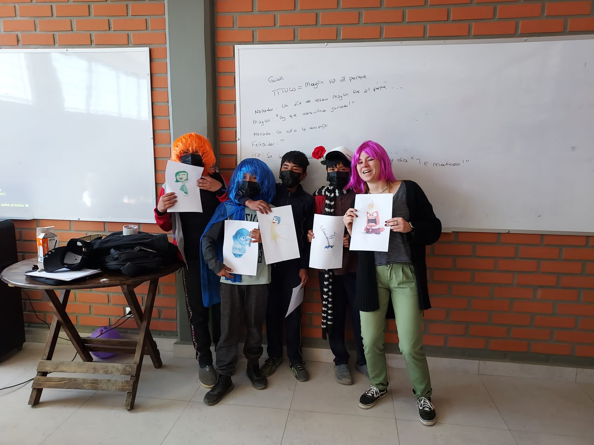Niños y profesor en aula